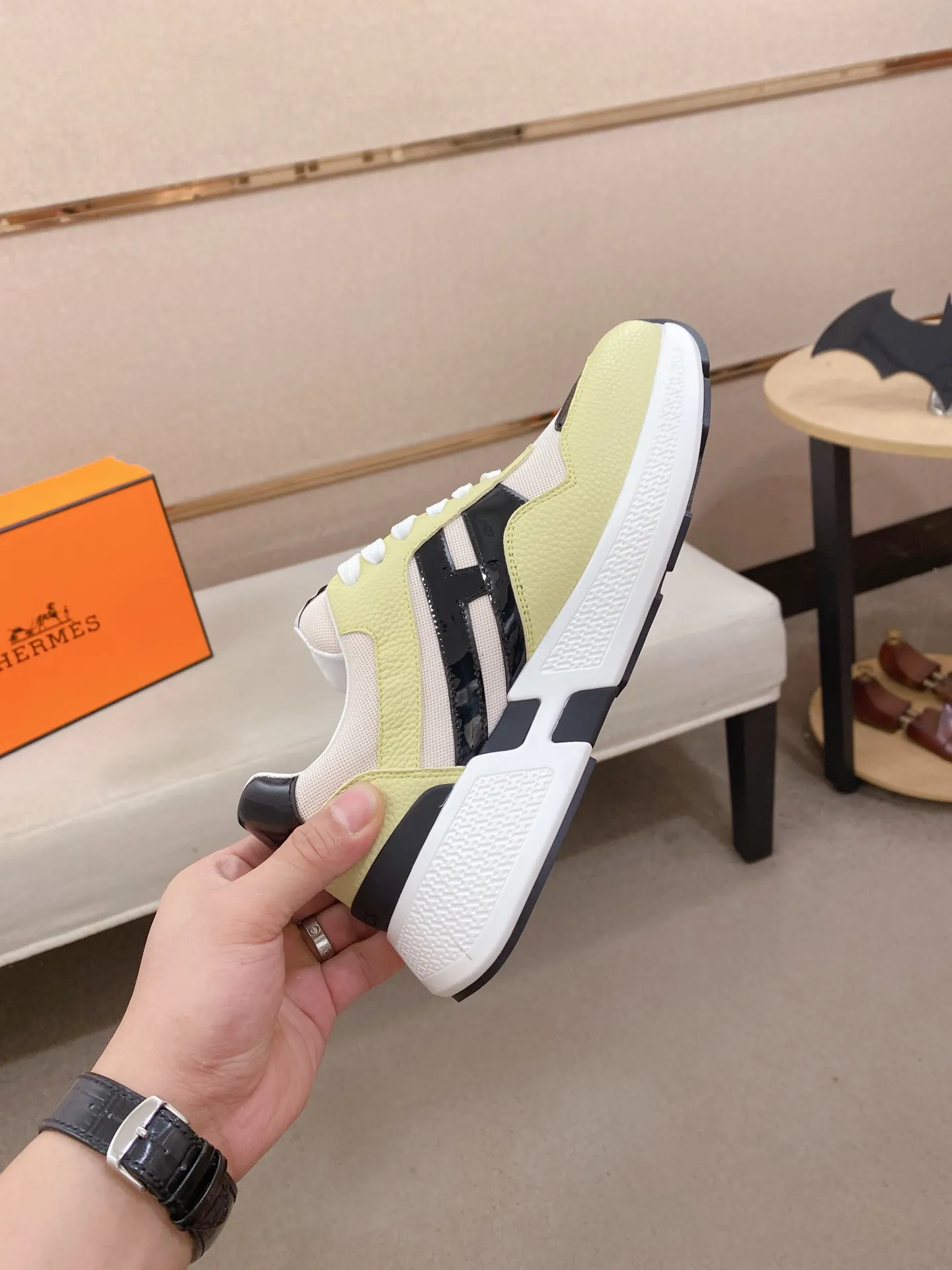 Factory price: 560💰《HERMES》【Classic Original Version】Hermès; Top 🔝 Purchasing Agency 🔍🔍Men's latest 🇺🇸 counters are on sale simultaneously, imported from Italy original ▲▲cowhide ▲▲ (high-end, nobility, class) ) Exquisite workmanship (Italian 🇮🇹 imported water-dyed 🐂 cowhide lining) sole: original sole provided by the original factory, ⚠️exclusive double-layer activity·TPR·rubber·combined molded outsole; super comfortable·wear-resistant·non-slip·environmental protection The real thing is more beautiful if you take the real thing (high quality, follow the order). You can enter and exit the counter at will * Number of yards: 38-44 (45 can be customized and cannot be returned or exchanged)